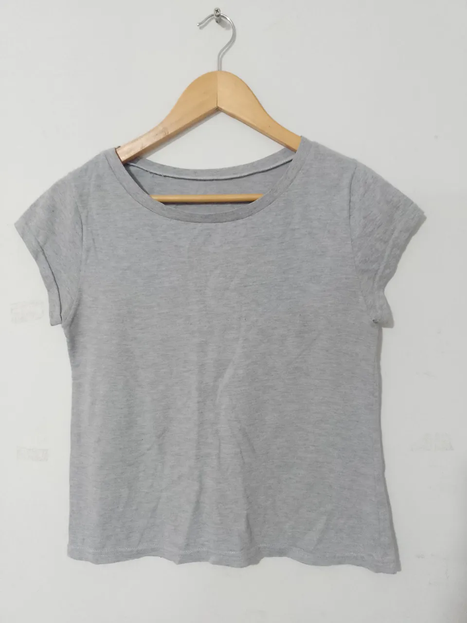 Remera de manga corta gris, ideal para un look casual y cómodo. Perfecta para combinar con jeans o shorts.