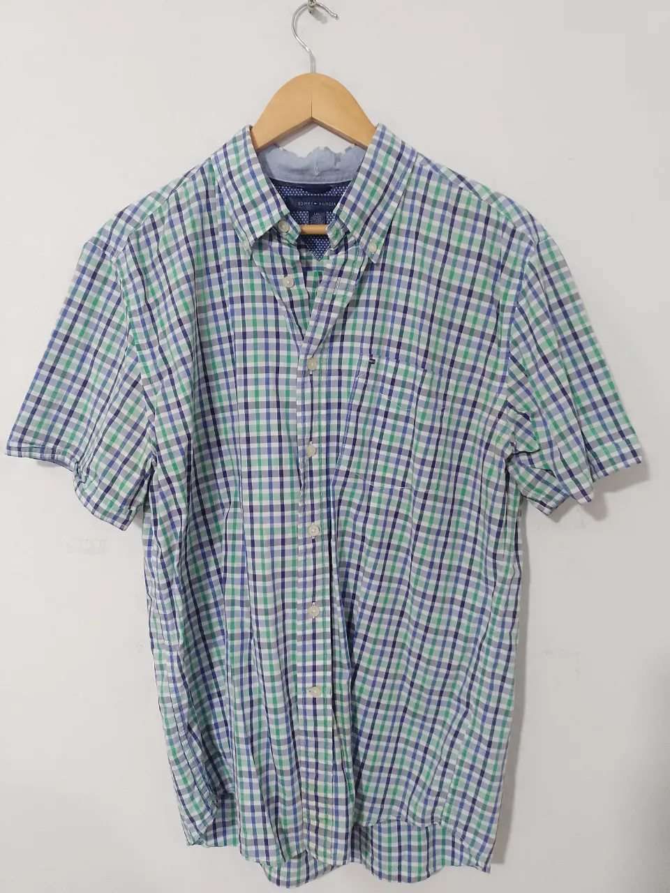 Camisa a cuadros de hombre, manga corta, con botones y cuello. Ideal para un look casual y fresco.
