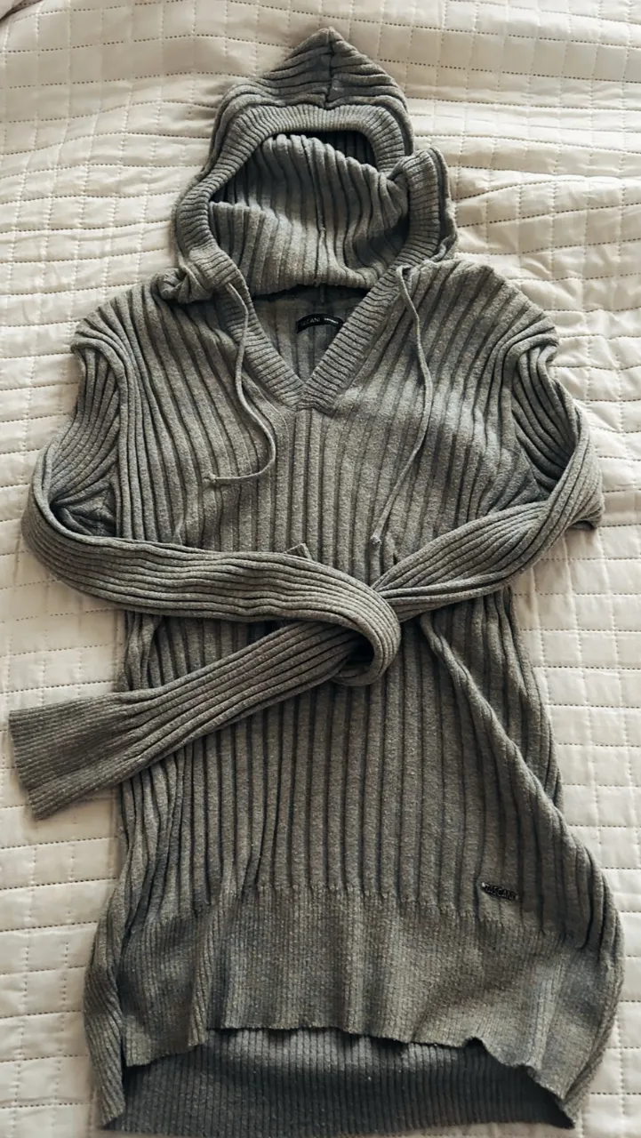 Sweater tejido de punto acanalado, con capucha y cordones. súper canchero, ideal para el día a día o mismo para días de playa.  Su corte moderno la hace perfecta para combinar con jeans o bermudas. 