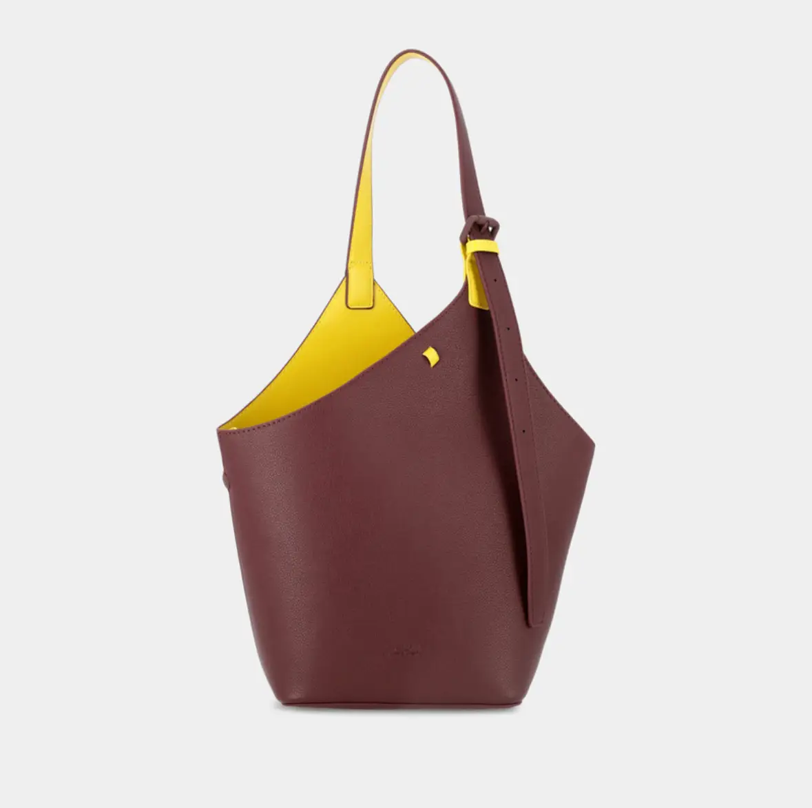 Cartera tipo tote bag de cuero con interior amarillo. Diseño moderno y elegante, ideal para llevar tus esenciales con estilo. Perfecta para un look casual o para complementar un outfit más formal.