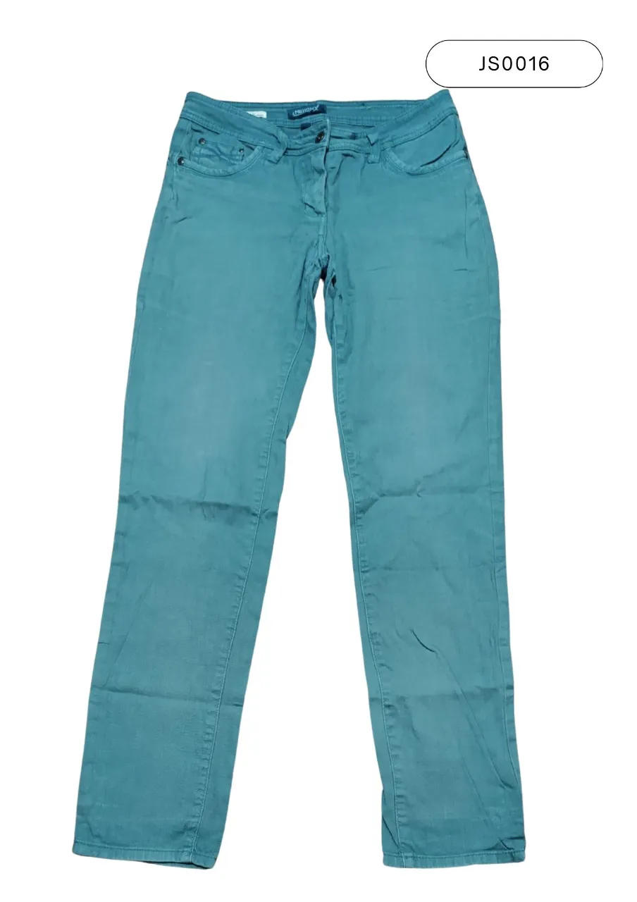 Pantalón de gabardina color verde agua, con bolsillos delanteros y traseros. Cierre y botón en la parte frontal.  Talle 48 Arg.
Medidas: 
Cintura: 40 cm
Tiro delantero: 22 cm
Tiro trasero: 36 cm
Largo total: 106 cm