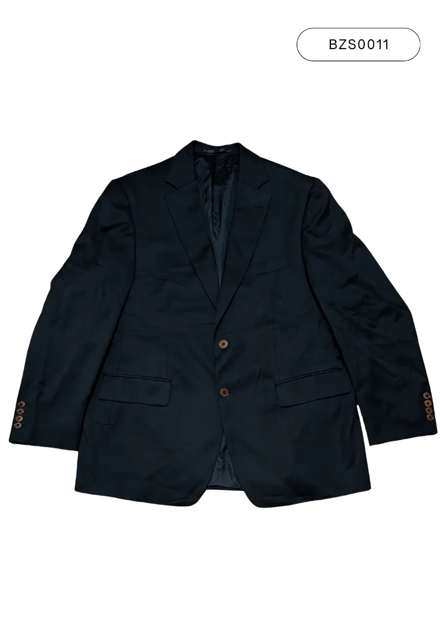Blazer negro de vestir con dos botones al frente y bolsillos con solapa. Posee tres botones en cada manga.
Medidas:
(1) 64 cm
(2) 62 cm