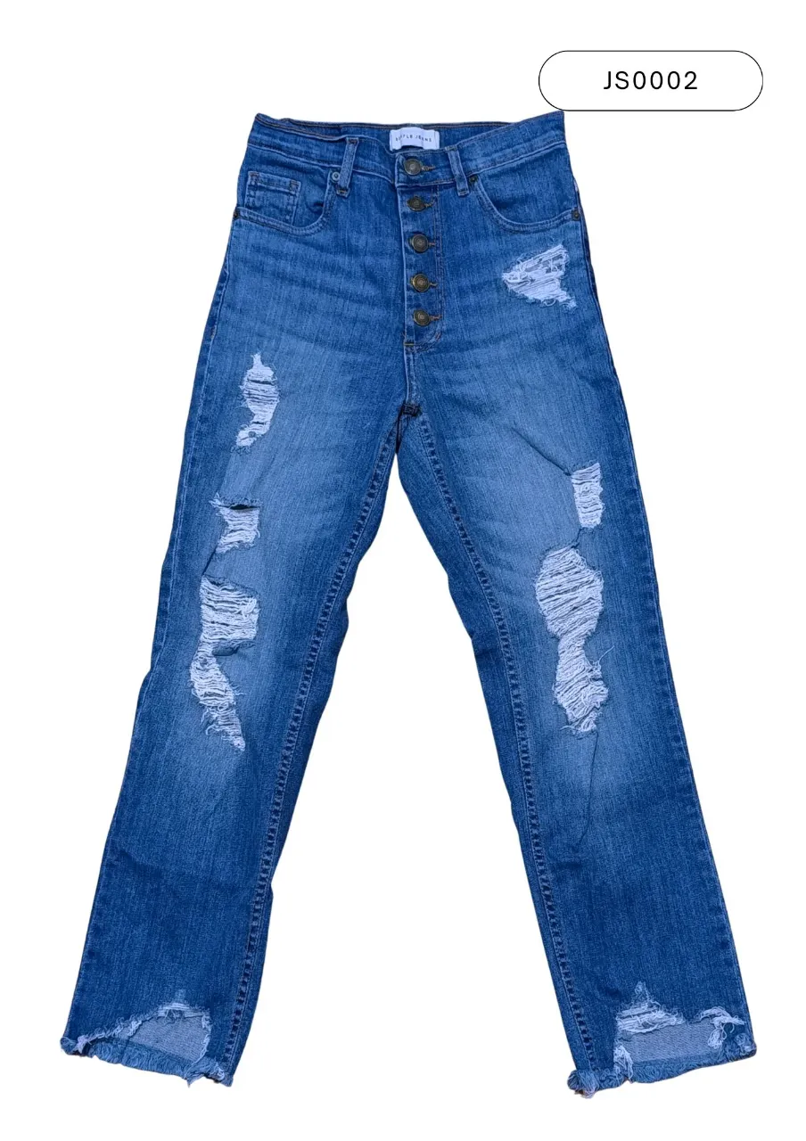 Jeans tiro alto con roturas y detalles desflecados en los bajos. Semielastizado. Diseño moderno y canchero, ideal para looks urbanos y descontracturados. Cierre de botones.
Medidas:
Cintura: 32 cm
Tiro delantero: 27 cm
Tiro trasero: 37 cm
Largo total: 92 cm