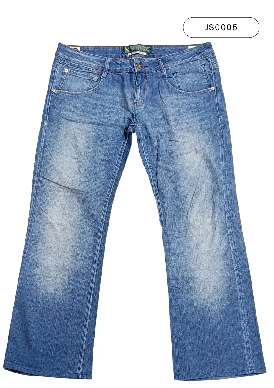Jeans de corte recto, tiro medio, con un lavado desgastado y detalles de costura. Semielastizado. Perfectos para un look casual y moderno.
Medidas:
Cintura: 48 cm
Tiro delantero: 22 cm
Tiro trasero: 34 cm
Largo total: 98 cm