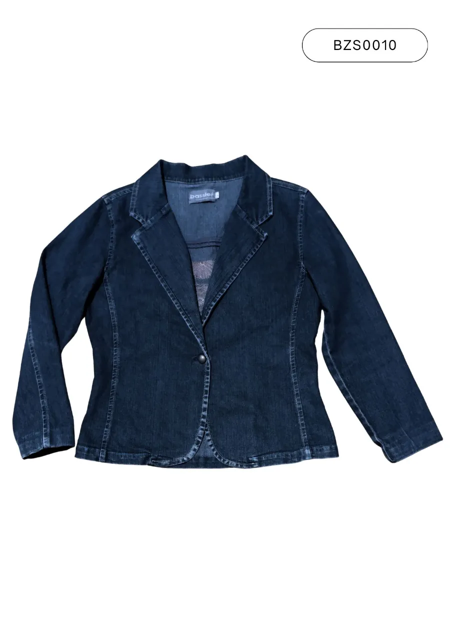 Blazer de jean azul oscuro con un solo botón al frente. Posee un diseño bordado y con tachas en la espalda, con motivos circulares y detalles en tonos dorados y celestes.
Medidas:
(1) 56 cm
(2) 52 cm
(3) 42 cm