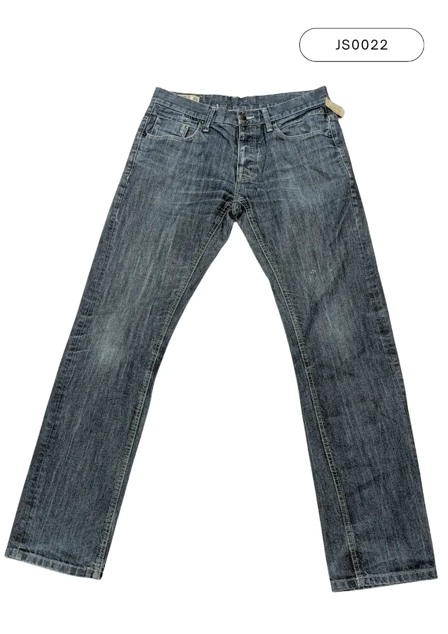 Jeans de corte recto en color azul oscuro con detalles de desgaste. Cierre de botones.
Medidas:
Cintura: 42 cm
Tiro delantero: 25 cm
Tiro trasero: 39 cm