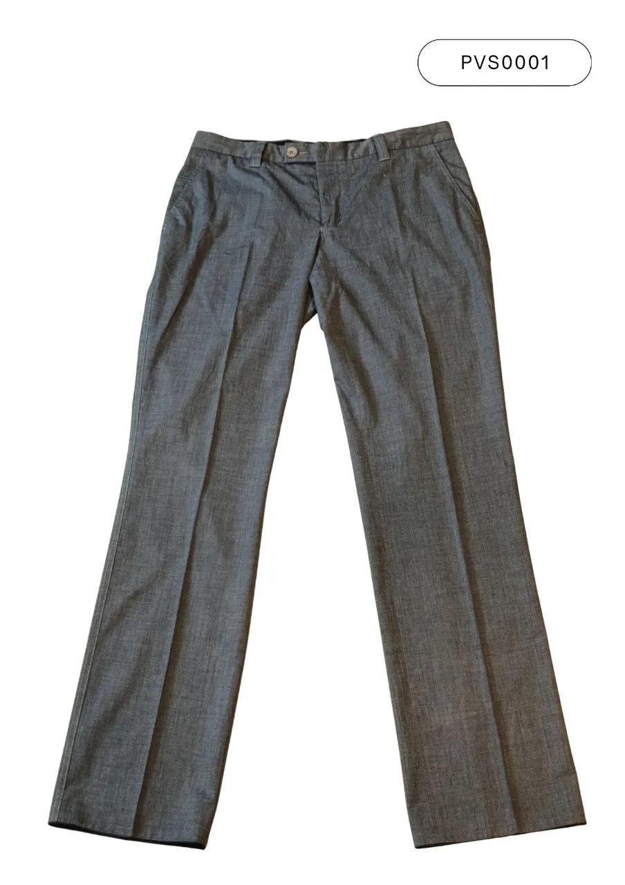 Pantalón de vestir gris con bolsillos delanteros y traseros. Cierre con botón y presilla. Corte moderno.
Medidas:
Cintura: 44 cm
Tiro delantero: 25 cm
Tiro trasero: 40 cm
Botamanga: 22 cm