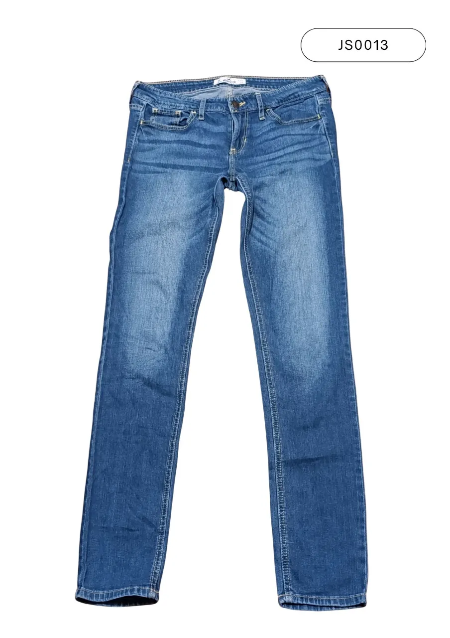 Jeans "Hollister" de corte clásico, color azul. Presentan detalles de costuras visibles y un lavado desgastado. Semielastizado.
Medidas:
Cintura: 38 cm
Tiro delantero: 20 cm
Tiro trasero: 32 cm
Largo total: 98 cm