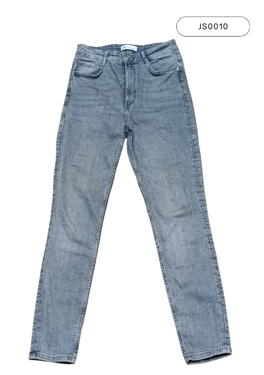 Jeans grises "Zara" de tiro alto con cinco bolsillos. Cierre de botón y cierre. Elastizado. Detalle en foto 4. 
Medidas:
Cintura: 32 cm
Tiro delantero: 29 cm
Tiro trasero: 37 cm
Largo total: 96 cm