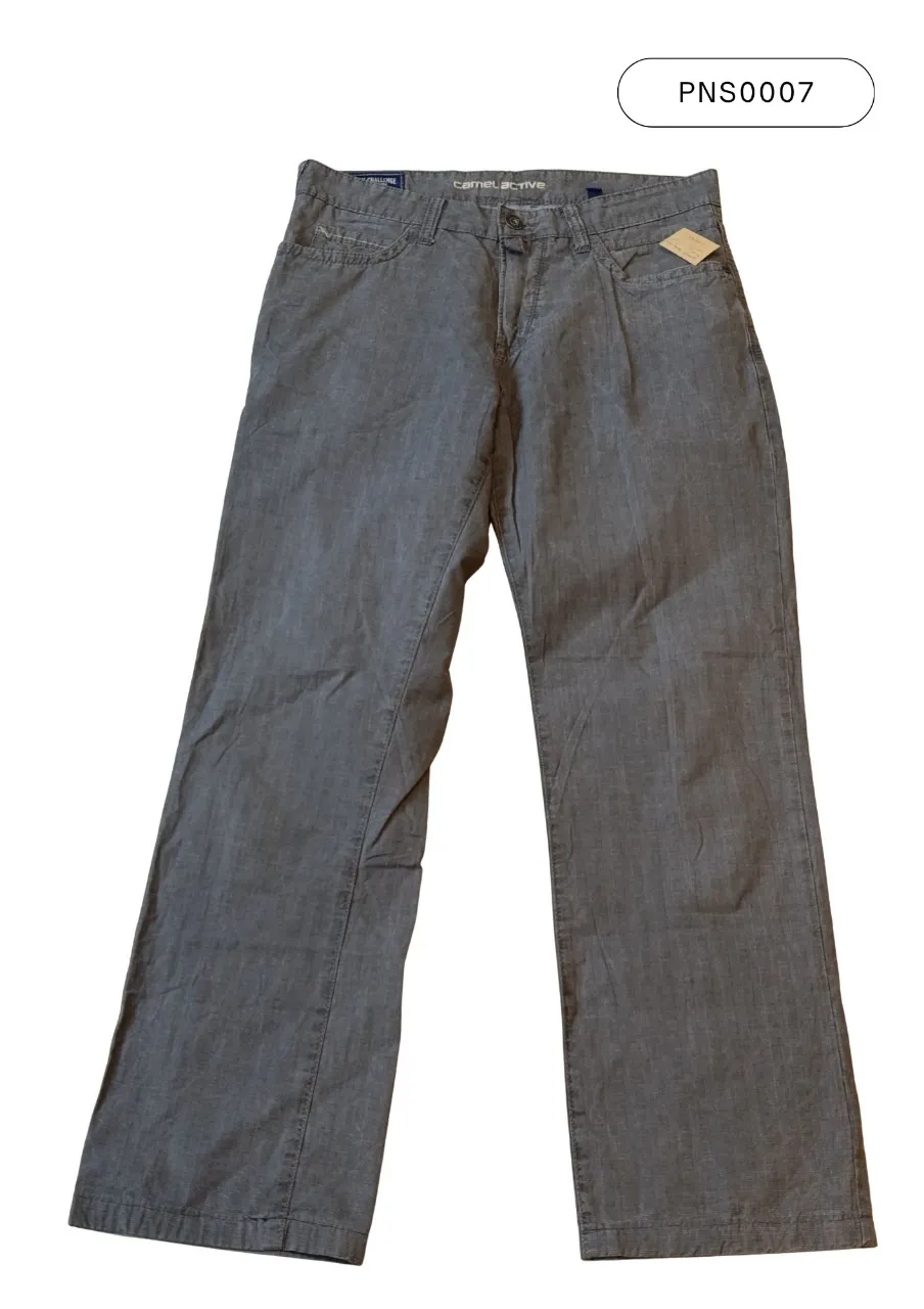 Pantalón "Camel Active" de gabardina gris con pinzas y bolsillos. Posee detalles de costura y un parche de cuero en la parte trasera. 100% algodón.
Medidas:
Cadera: 44 cm
Tiro delantero: 28 cm
Tiro trasero: 41 cm