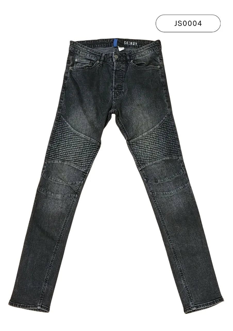 Jeans skinny de algodón con detalles de costura en las rodillas y lavado gris oscuro. Semielastizado. Cierre de botones y bolsillos clásicos.
Medidas:
Cintura: 38 cm
Tiro delantero: 26 cm
Tiro trasero: 38 cm
Largo total: 104 cm