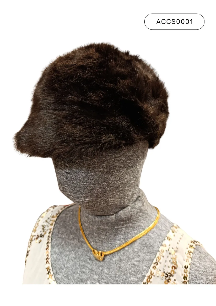 Gorro de pelo sintético súper abrigado, ideal para el invierno. Su diseño es moderno y le da un toque canchero a cualquier look. Perfecto para mantenerte cálida con estilo. Diámetro 18 cm.