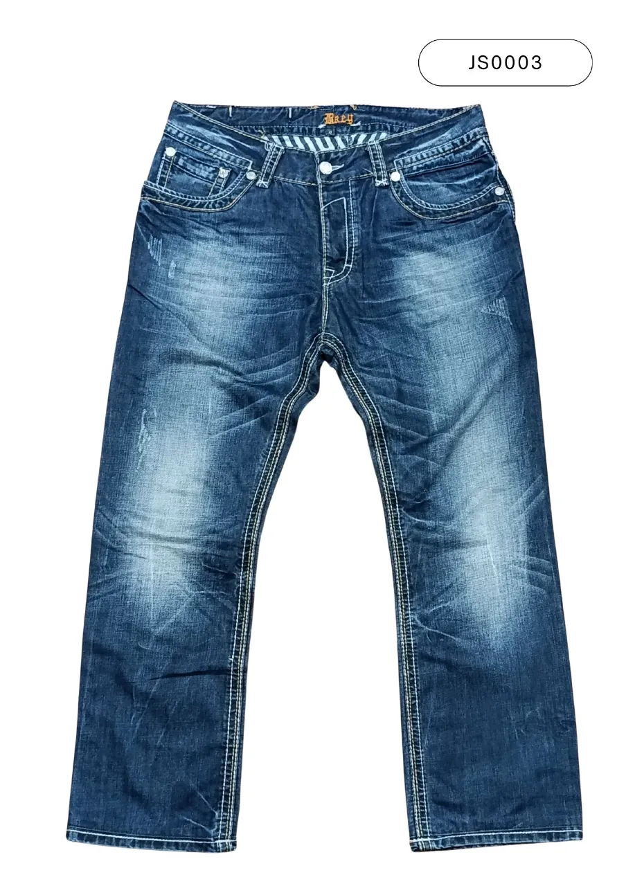 Jeans de corte recto, con detalles de desgaste y pespuntes vistosos. Vibras dosmileras. Un clásico para tu día a día. 100% algodón.
Medidas:
Cintura: 48 cm
Tiro delantero: 28 cm
Tiro trasero: 42 cm
Largo: 108 cm