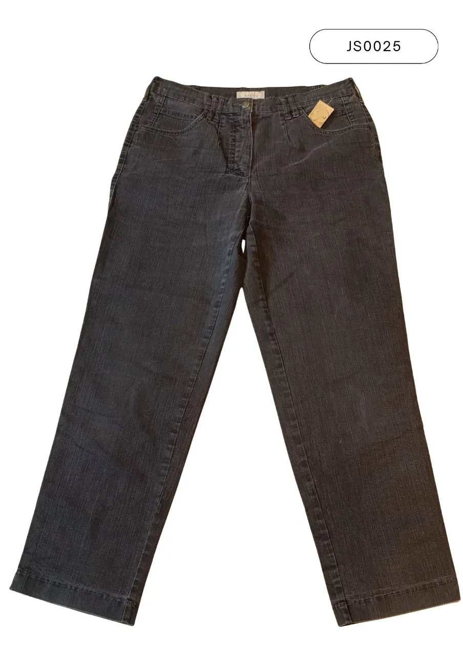 Pantalón de jean color gris oscuro. Posee bolsillos delanteros y traseros. Semielastizado. Talle 50 Arg.
Medidas:
Cintura: 42 cm
Tiro delantero: 29 cm
Tiro trasero: 43 cm
Largo total: 103 cm