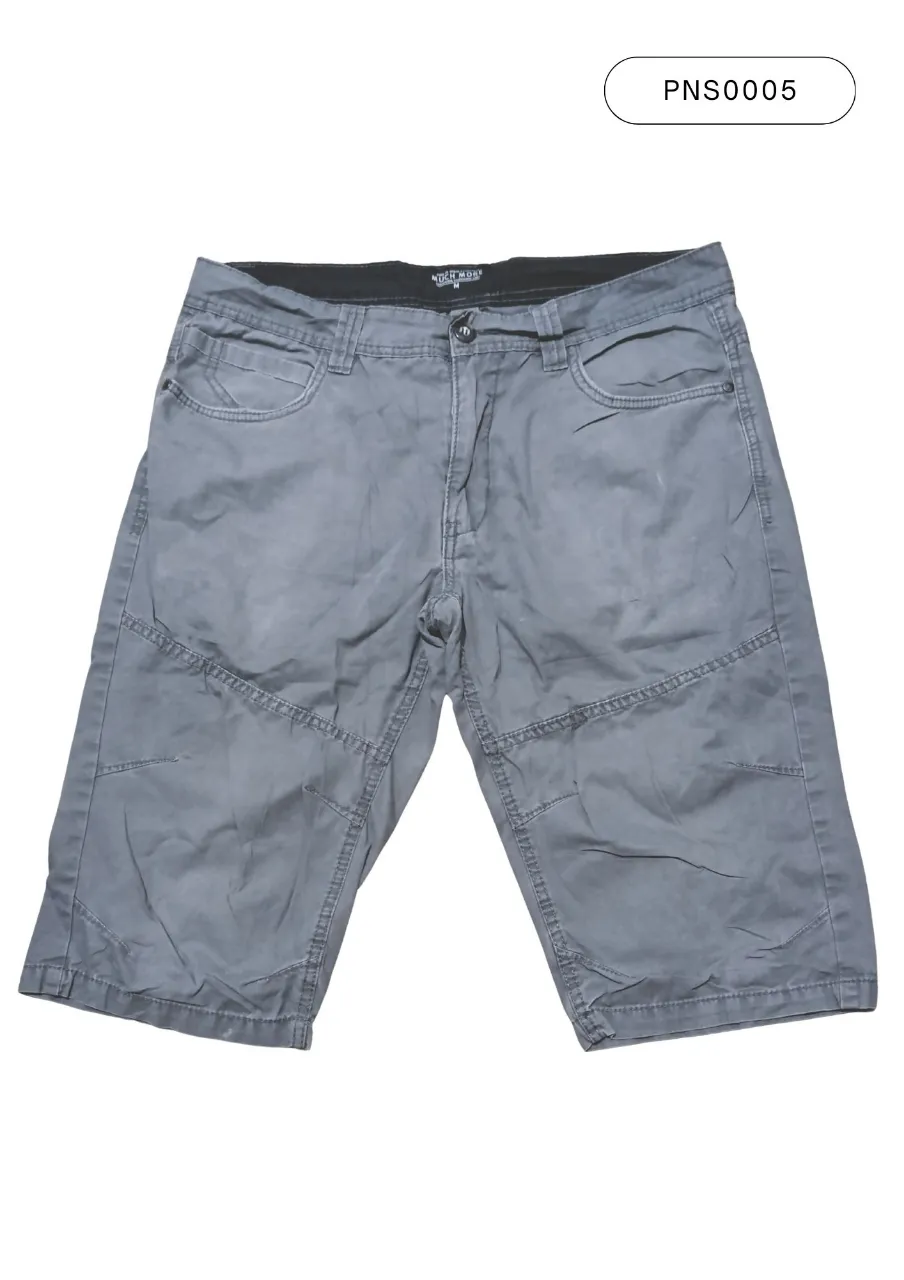 Shorts de gabardina color gris. Posee detalles de costuras en los bolsillos y en la parte delantera de los muslos. Tiene un pequeño detalle de rotura en la parte delantera (foto 3). 100% algodón.
Medidas:
Cintura: 45 cm
Tiro delantero: 25,5 cm
Tiro trasero: 38 cm