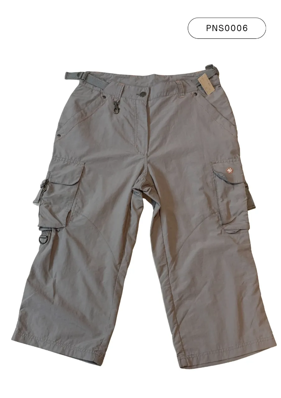 Pantalón cargo color gris, con múltiples bolsillos con solapa y abrojo en los laterales. Posee cinturón de tela gris con hebilla metálica.
Medidas:
Cintura: 40 cm
Tiro delantero: 28 cm
Tiro delantero: 40 cm