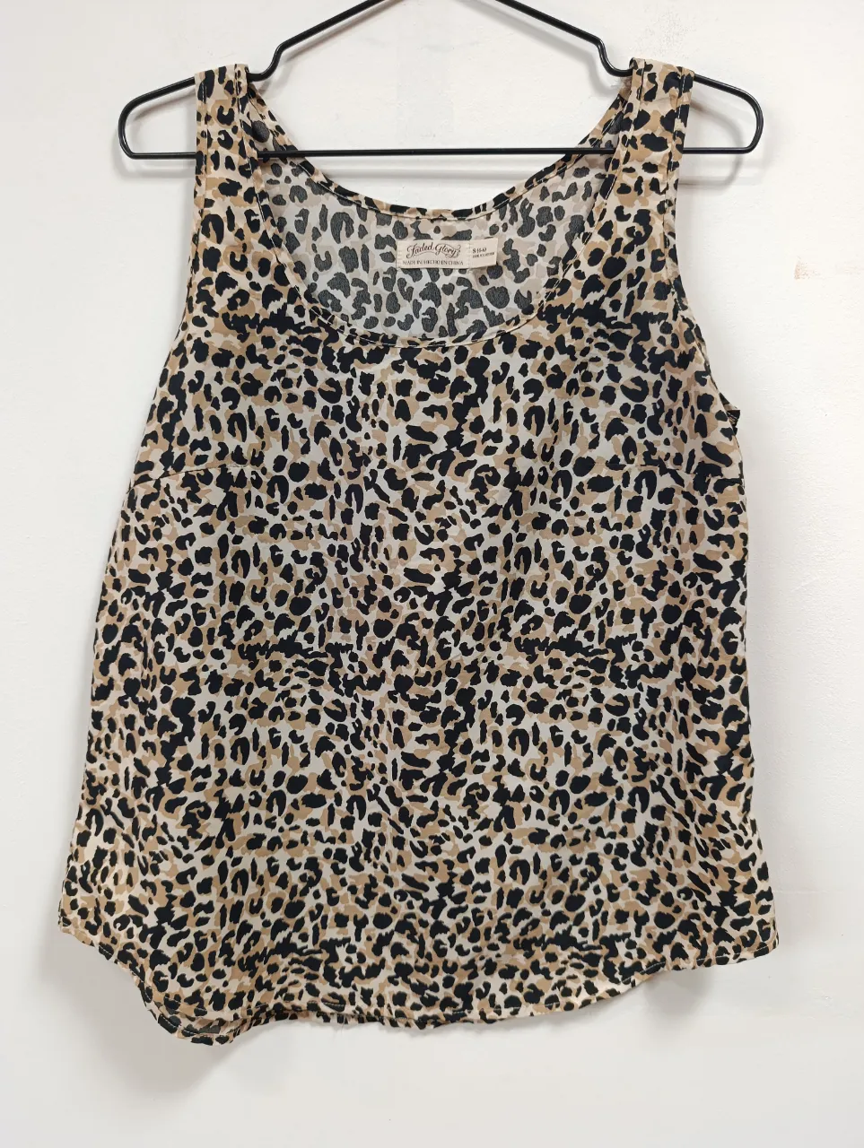 Musculosa con estampa animal print de leopardo. Ideal para un look canchero y moderno.