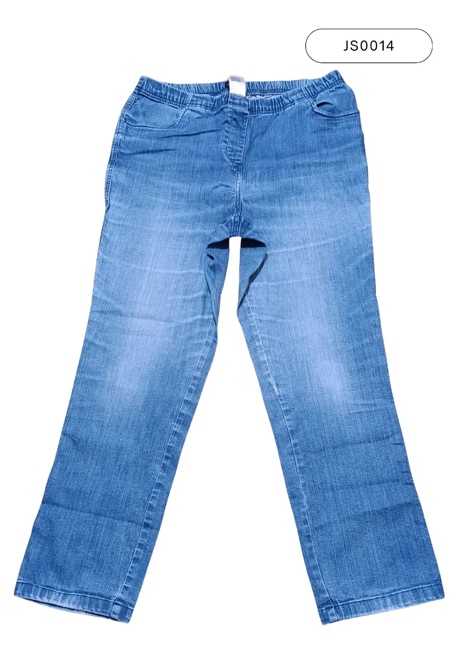 Pantalón de jean azul con cintura elastizada y bolsillos delanteros. Semielastizado.
Medidas:
Cintura: 44 cm
Tiro delantero: 30 cm
Tiro trasero: 47 cm
Largo total: 104 cm