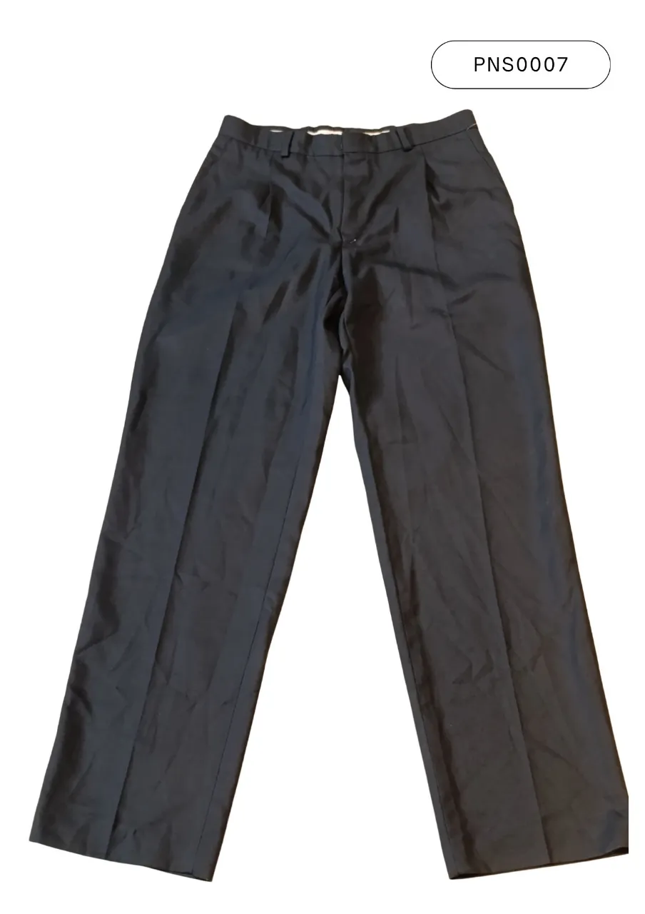 Pantalón de vestir color negro, con dos bolsillos delanteros y dos traseros. Presenta pinzas en la parte delantera. Talle 40 Arg.
Medidas:
Cintura: 38 cm
Tiro delantero: 27 cm
Tiro trasero: 39 cm