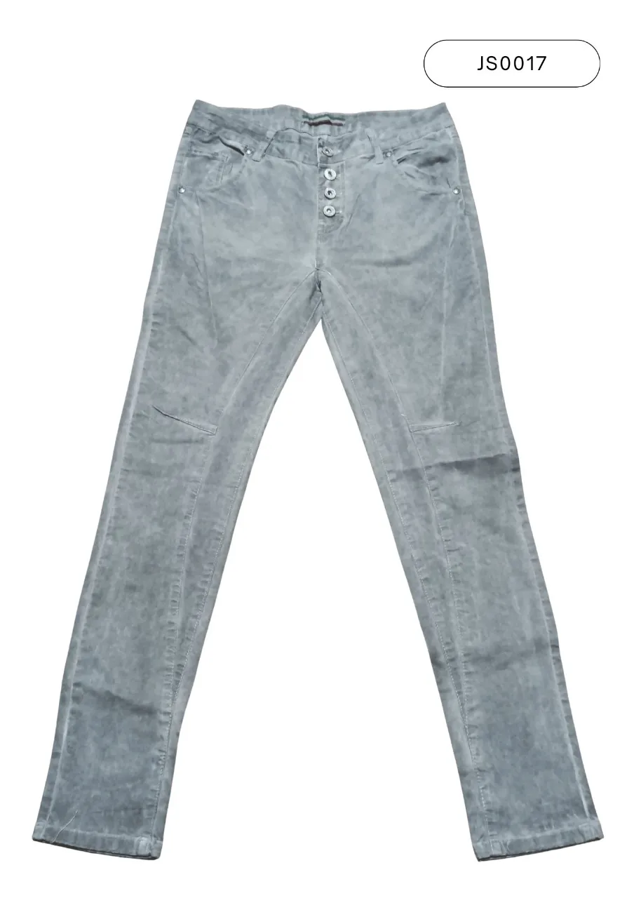 Pantalón de jean gris con cinco botones al frente y bolsillos.  Semielastizado.
Medidas:
Cintura: 36 cm
Tiro delantero: 20 cm
Tiro trasero: 32 cm
Botamanga: 13,5 cm