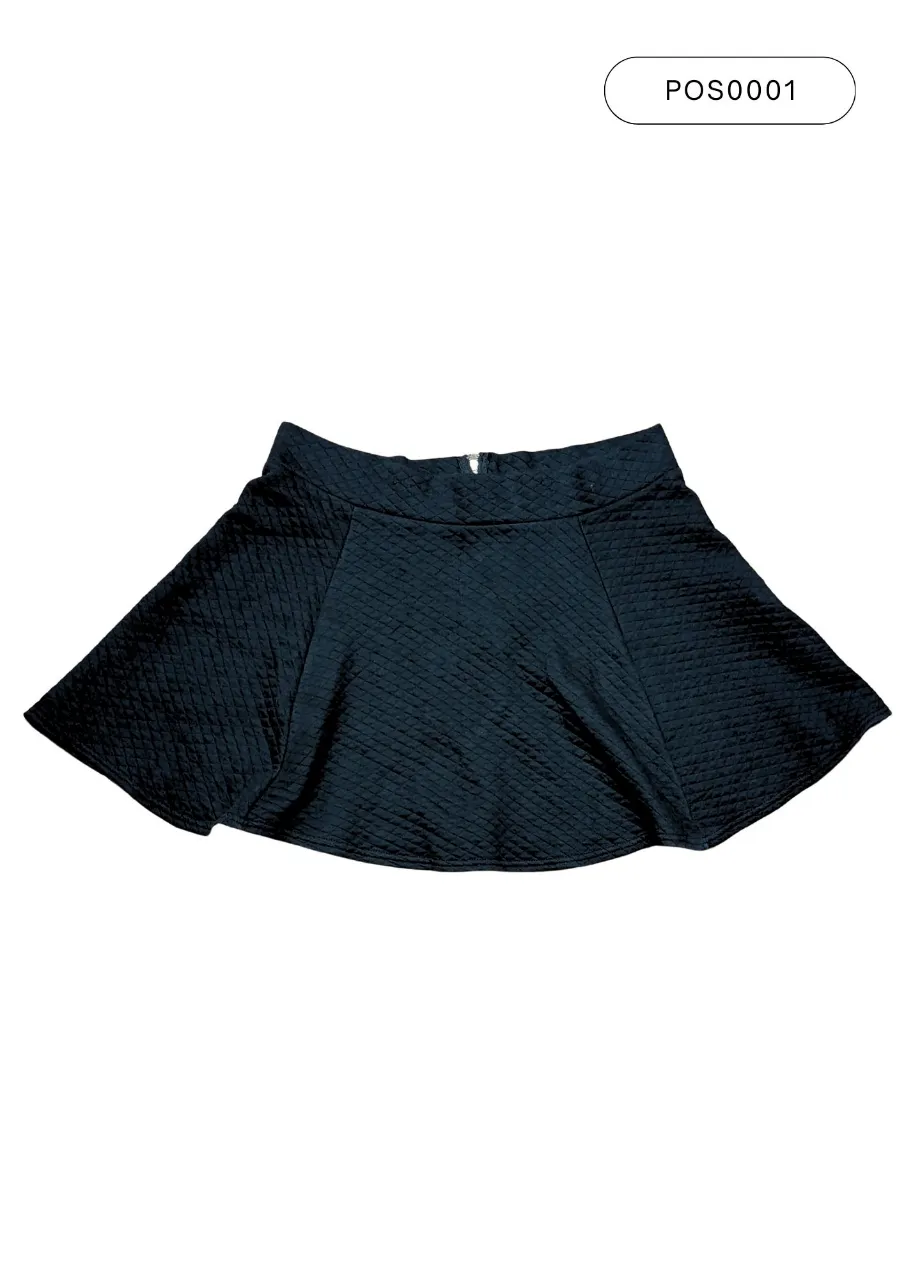 Pollera negra corta "H&M" con textura acolchada y cierre metálico. Ideal para un look casual y moderno.
Medidas:
(A) 44 cm
(C) 41 cm