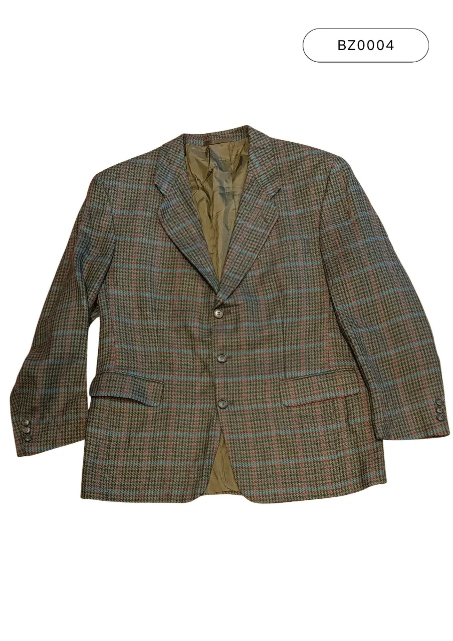 Blazer de hombre a cuadros, ideal para un look elegante y formal. Perfecto para eventos especiales o para darle un toque sofisticado a tu atuendo diario.
Medidas:
(1) 60 cm
(2) 58 cm