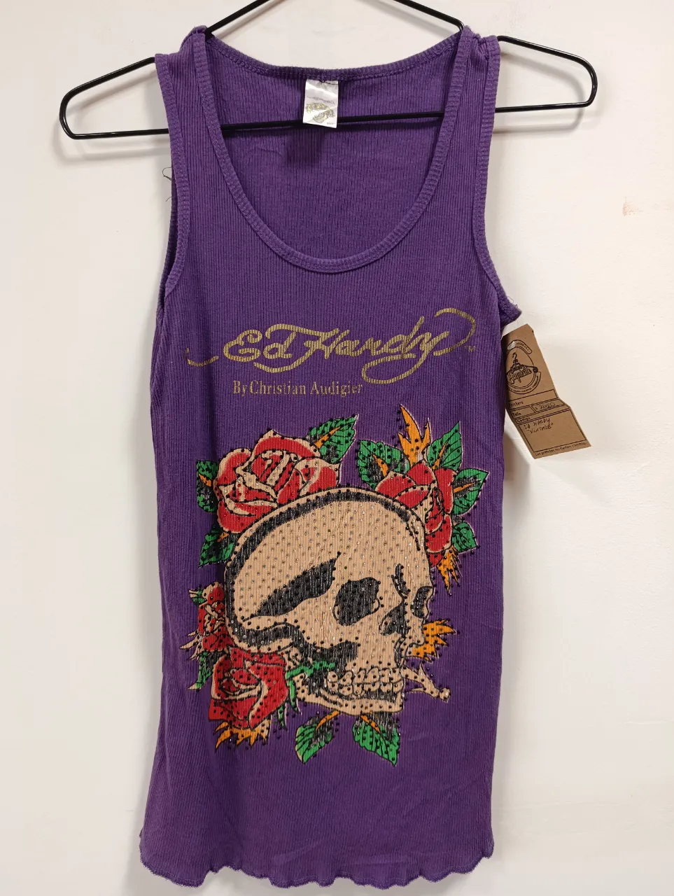 Musculosa morada con estampa de calavera y rosas, ideal para un look rocker o alternativo. Perfecta para salidas informales o festivales.
