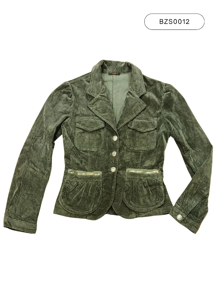 Chaqueta de pana verde con cuello solapa, dos bolsillos superiores con tapa y dos bolsillos inferiores con cierre metálico. Posee botones plateados al frente y en los puños.
Medidas:
(1) 62 cm
(2) 46 cm 