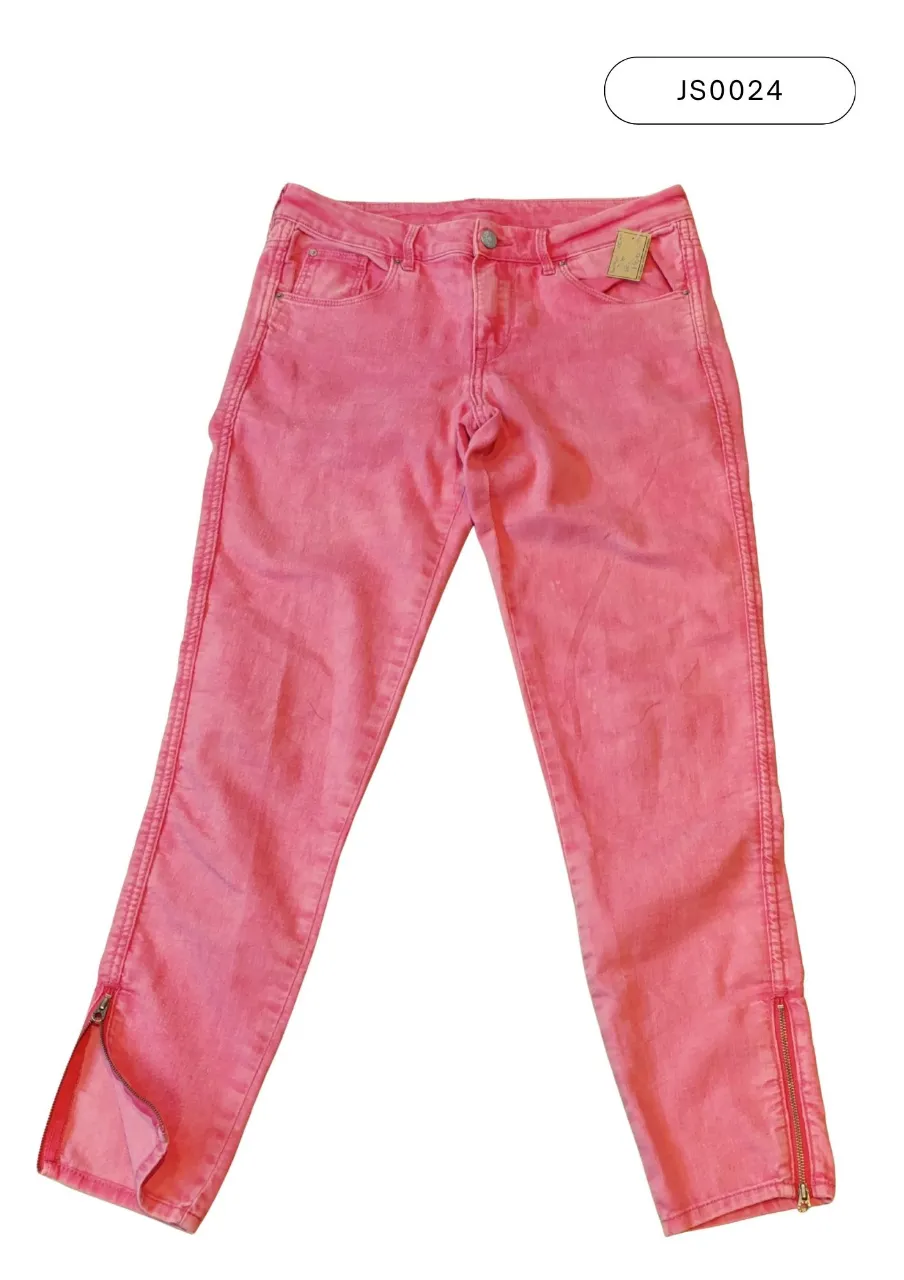 Jean "Divided, H&M" tiro alto color rosa con detalles de cierre en los tobillos. Semielastizado.
Medidas:
Cintura: 38 cm
Tiro delantero: 21 cm
Tiro trasero: 32 cm
Largo total: 90 cm