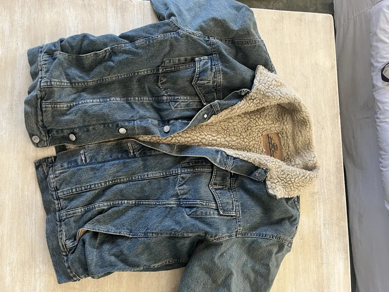 Campera de jean vintage. Es azul gastado con interior de corderito crudo (en las mangas no tiene corderito). Ideal para el invierno, con bolsillos y botones. Impecable