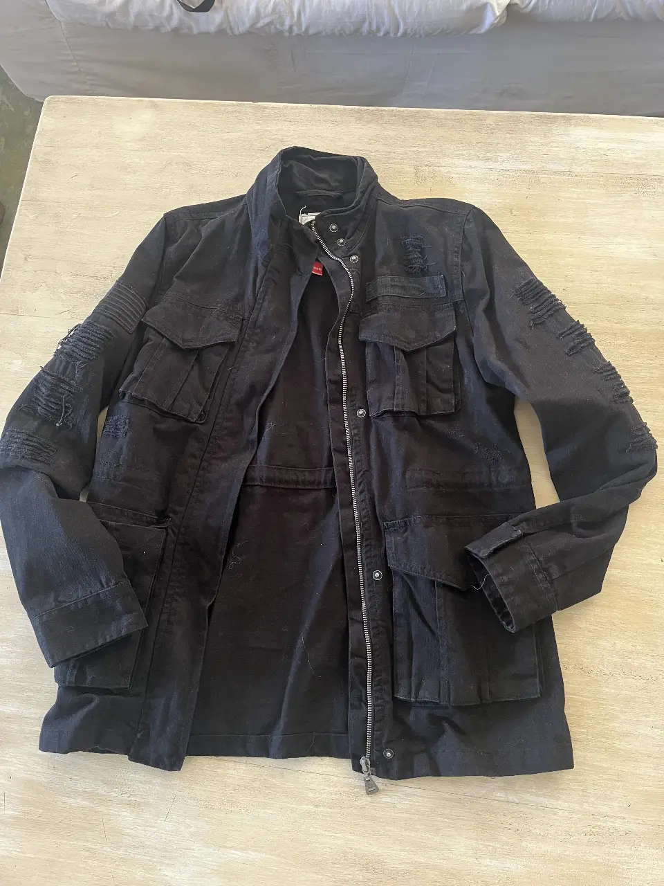 Campera negra de mujer, estilo militar cierre frontal y varios bolsillos. Talle S.