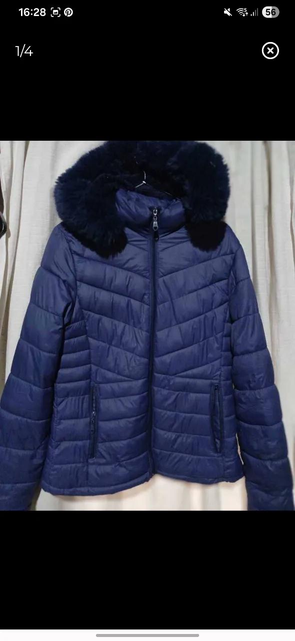 Campera azul marino acolchada con capucha de piel sintética. Cierre delantero y bolsillos con cierre.