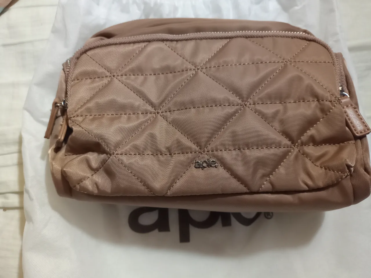 Cartera bandolera acolchada color marrón, ideal para llevar tus esenciales con estilo. Diseño moderno y funcional, perfecta para un look casual y cómodo.