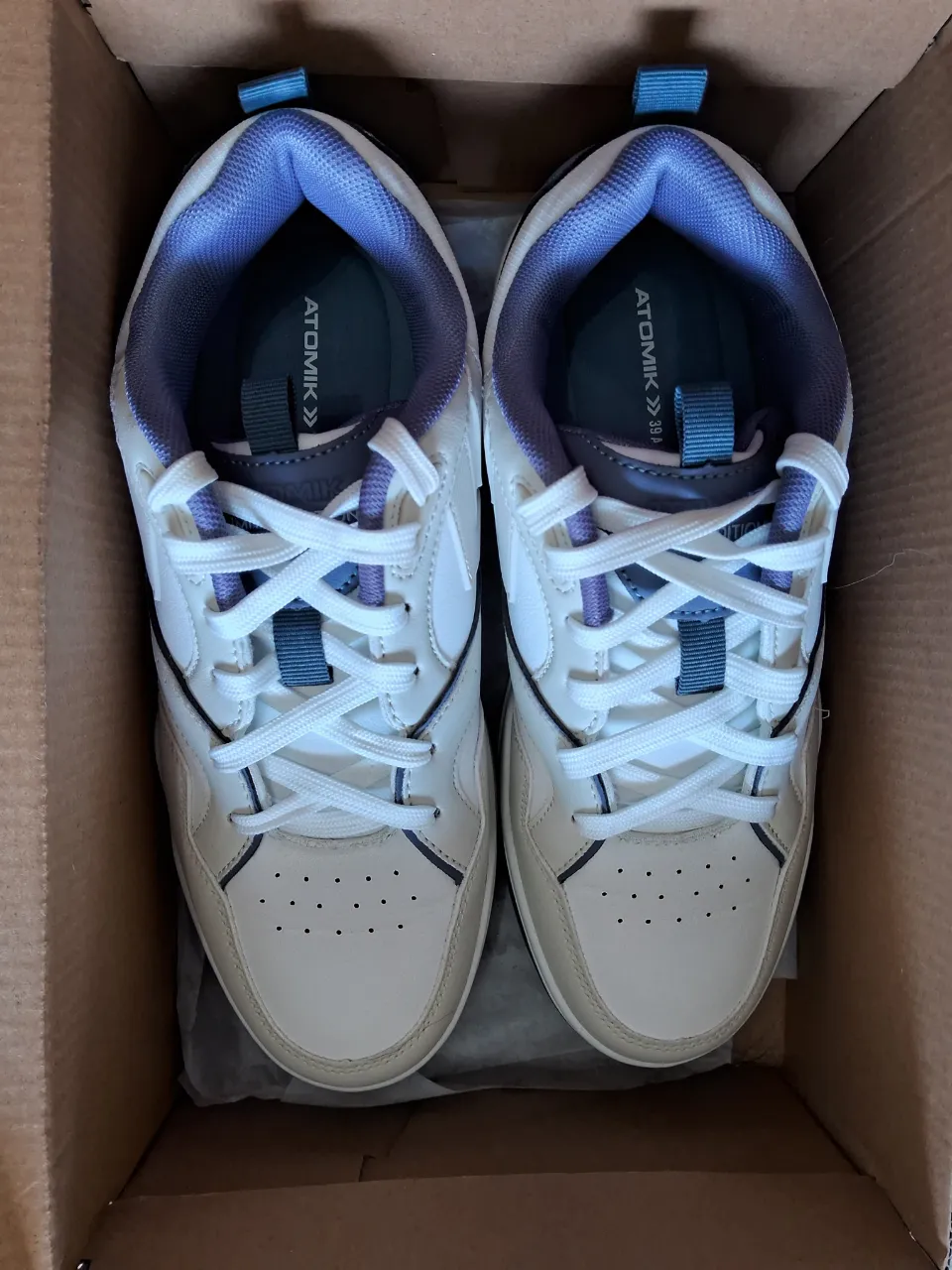 Zapatillas Atomik para hombre, impecables sin uso.
