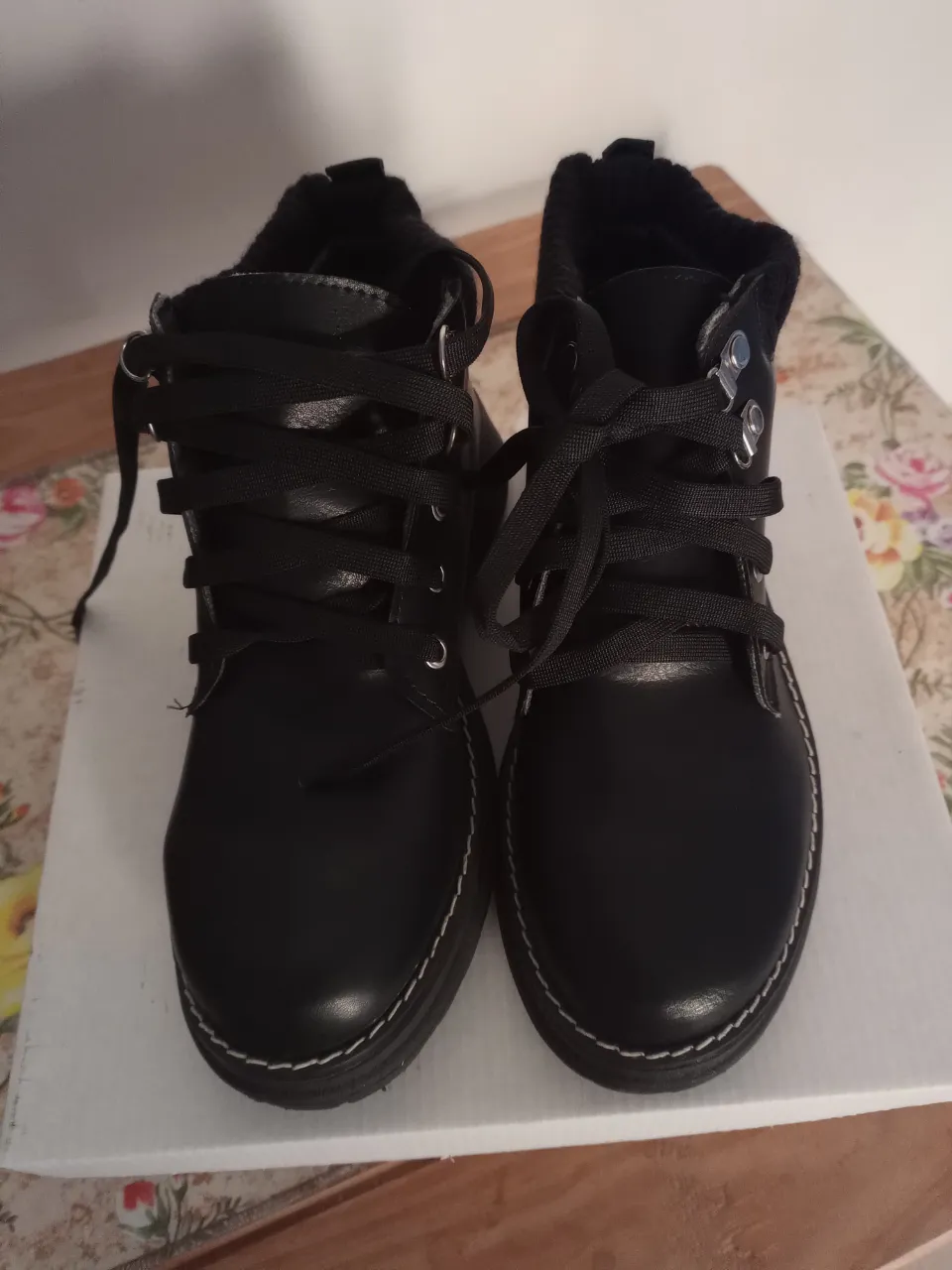 Botines negros de cuero sintético con cordones y suela de goma. Sin uso.