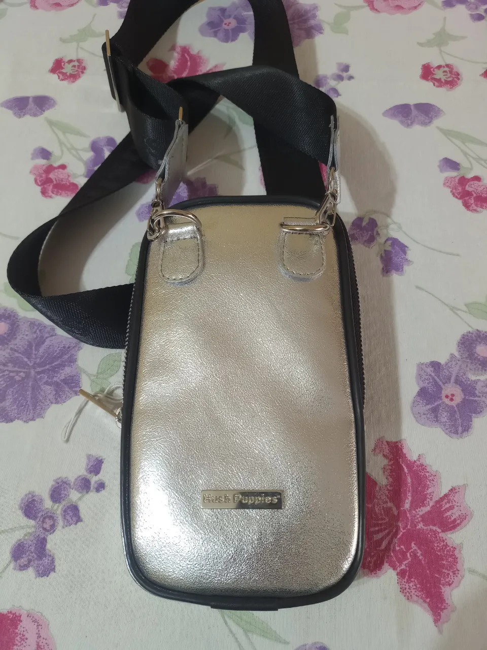 Bandolera plateada de Hush Puppies, ideal para llevar lo esencial con estilo. Perfecta para cualquier ocasión.
