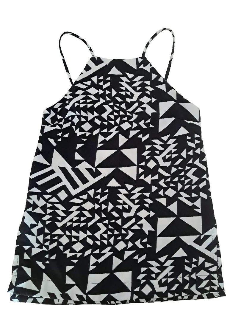 Bluza corta con estampado geométrico en blanco y negro. Diseño moderno y llamativo, ideal para lucir en salidas casuales o fiestas de día. Su corte recto y tirantes finos le dan un toque fresco y juvenil.