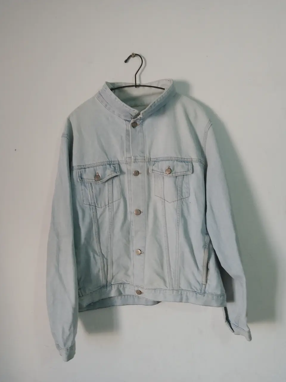 Campera de jean celeste claro, ideal para un look casual y versátil. Perfecta para combinar con cualquier outfit.