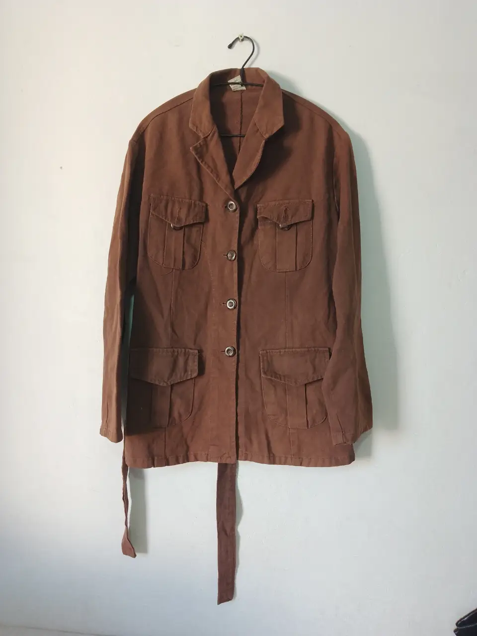 Chaqueta marrón de estilo vintage con múltiples bolsillos y cinturón. Jean.