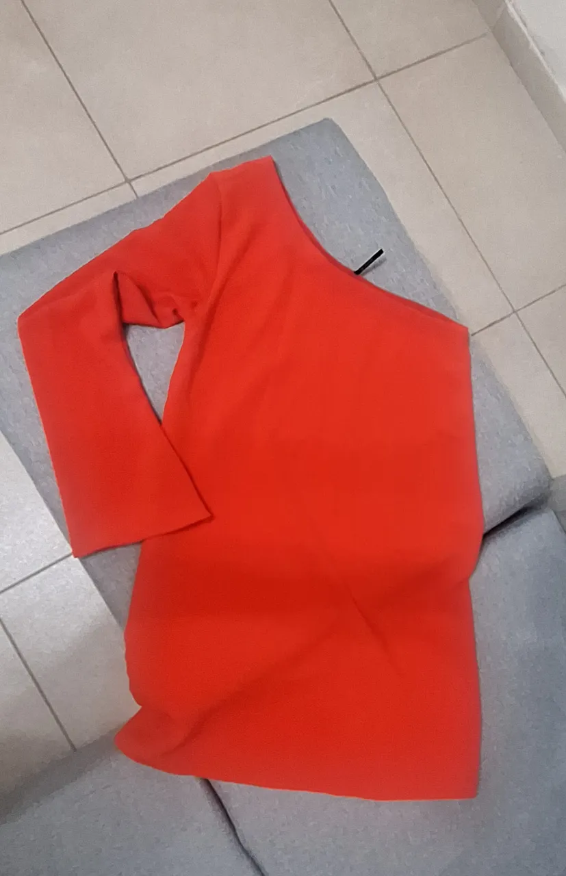 Vestido midi de un solo hombro, color rojo. Ideal para eventos especiales o salidas nocturnas. Diseño elegante y moderno. 