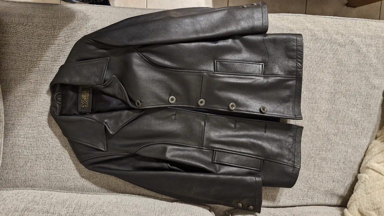 Campera de cuero negra, estilo biker, con botones y bolsillos. Ideal para un look rocker o casual. 100% cuero natural. Con muy poco uso.