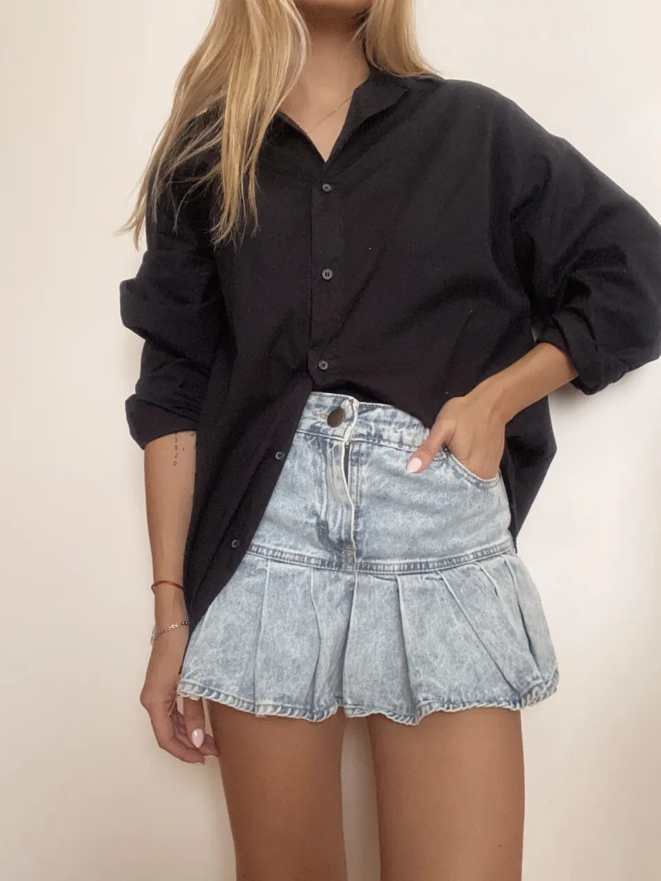 Pollera de jean tiro alto con detalles plisados y desgastados. Posee bolsillos delanteros 