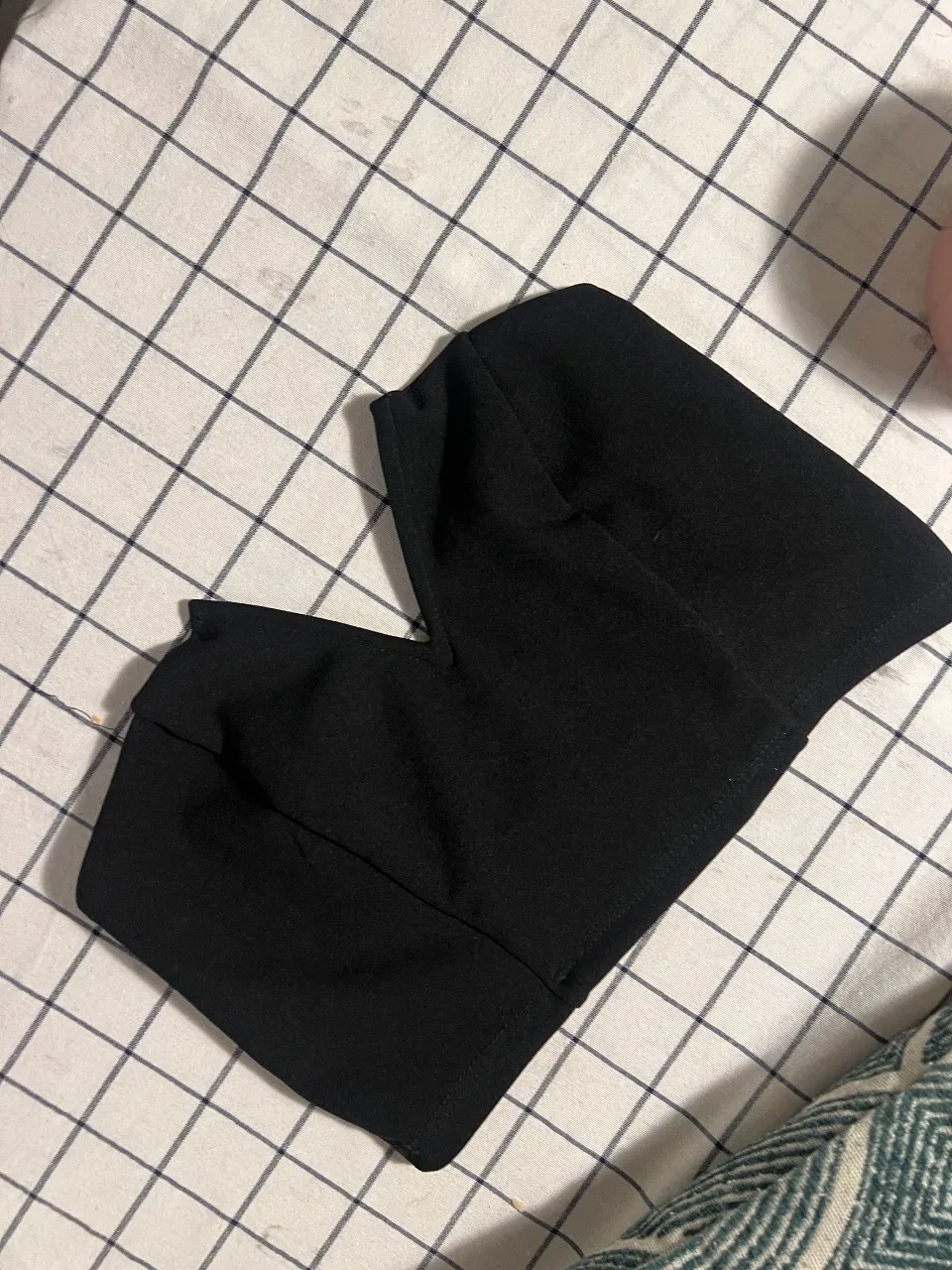 Top negro escotado, ideal para cualquier ocasión. Su diseño moderno y versátil lo convierte en un básico imprescindible para tu guardarropa.