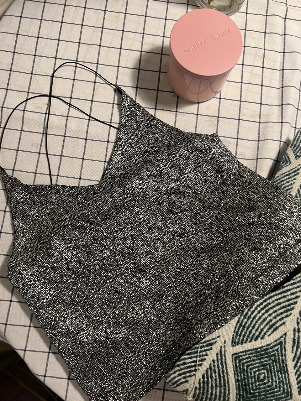 Top plateado con brillos, ideal para fiestas o salidas nocturnas. Su diseño con tiras finas lo hace súper delicado y canchero.