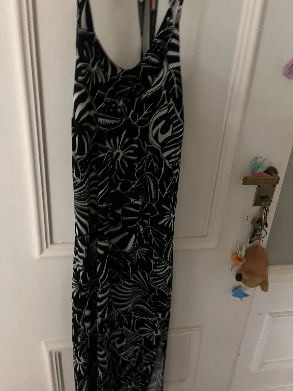 Vestido largo estampado con breteles finos. Ideal para un look playero o para una salida casual de verano.