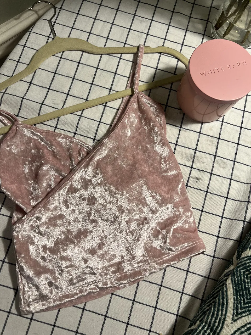 Top de terciopelo rosa, ideal para un look canchero y femenino. Perfecto para salidas nocturnas o para darle un toque especial a tu outfit.