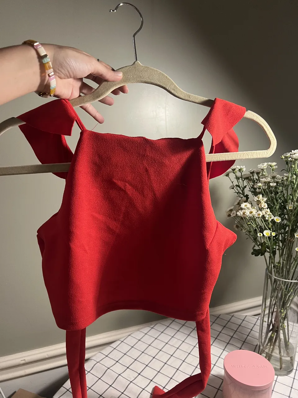 Top rojo escotado con tiras en los hombros y lazo en la espalda. Ideal para un look canchero y fresco.