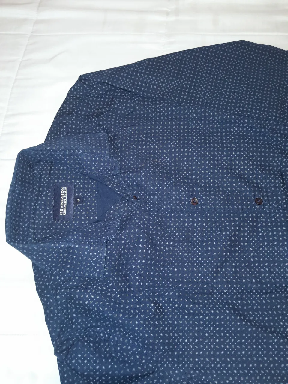 Camisa de vestir estampada, manga larga, ideal para un look elegante y moderno. Perfecta para ocasiones formales o para darle un toque sofisticado a tu outfit diario. Talle 18