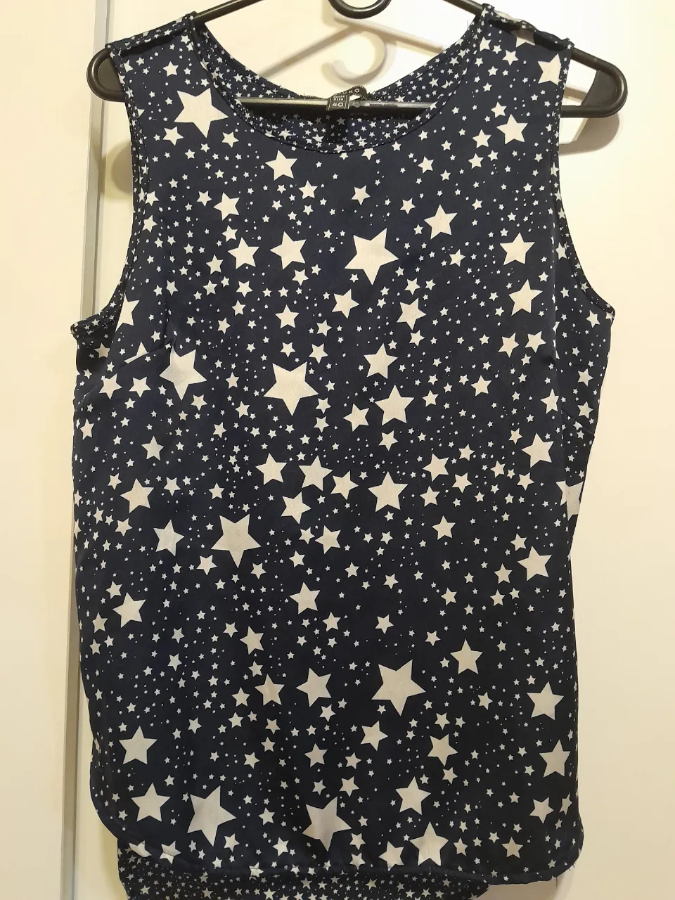 Musculosa estampada con estrellas blancas sobre fondo azul marino. Ideal para un look casual y divertido. talle 40