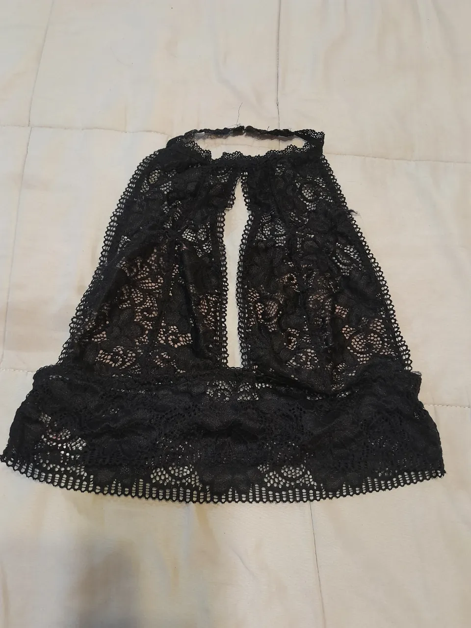 Top de encaje negro, ideal para usar como accesorio o prenda interior. Su diseño delicado y transparente lo hace perfecto para añadir un toque sensual a cualquier outfit. Talle 90